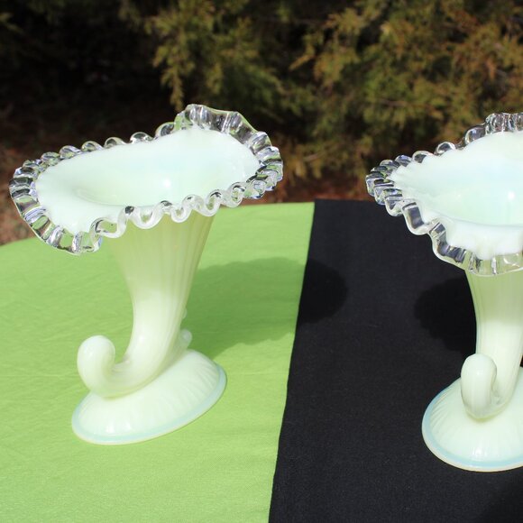 Pair of Ivory Crest Cornucopias - Picture 3 of 7